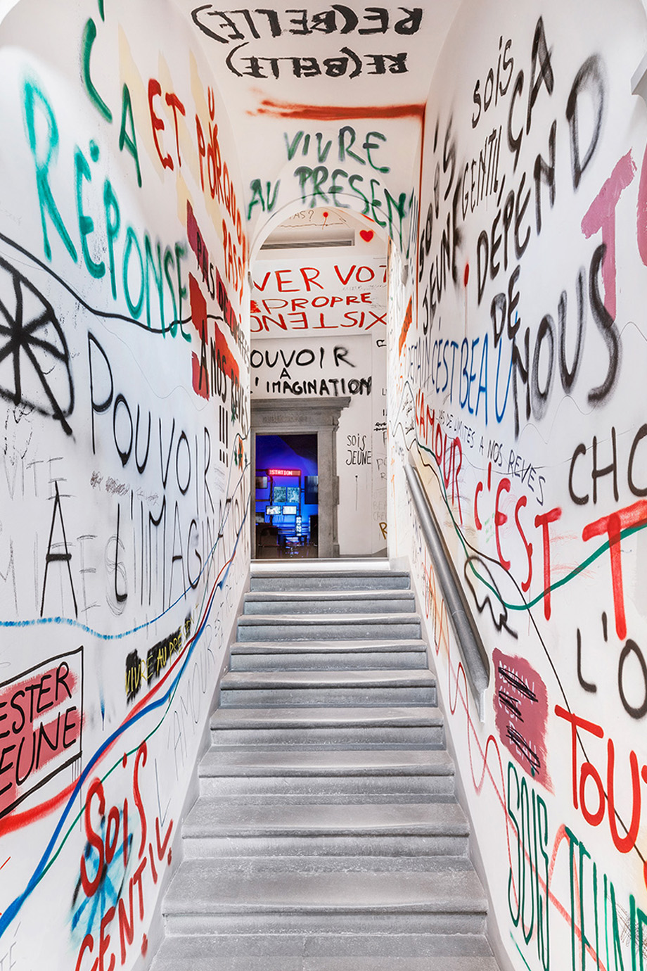 Gucci Garden museum in Florence, exhibition Archetypes, entrance of the museum with stairs and walls full of graffiti-art