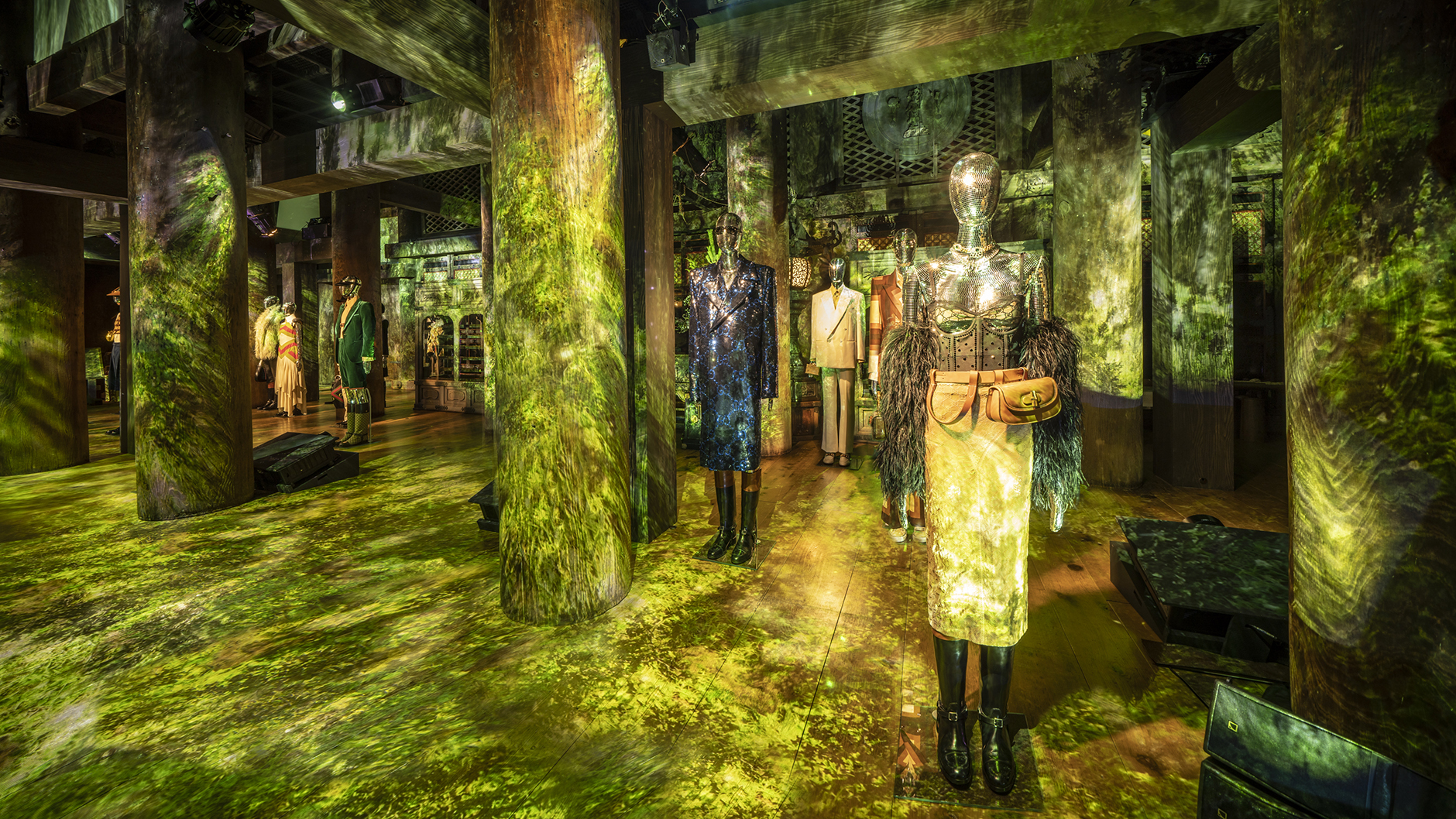 Gucci Aria in Kyoto, Light projection on the interior and the mannequins